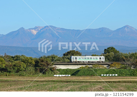 大雪山をバックに駆ける宗谷本線普通列車　JR北海道　H100　DECMO 121154299