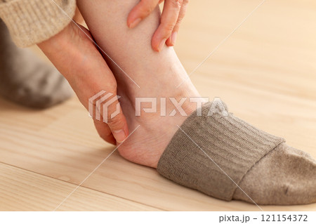 足首の痛みを覚えるミドル〜シニア女性 121154372