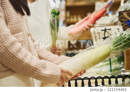 スーパーマーケットで買い物する手元 121154402