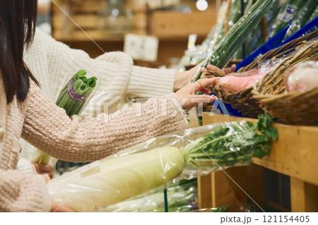 スーパーマーケットで買い物する手元 121154405