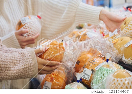 スーパーマーケットで買い物する手元 121154407
