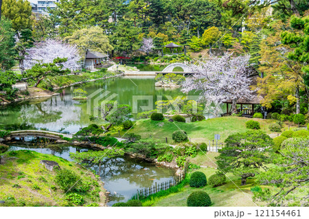 広島 春の縮景園　迎暉峰から見る濯纓池 121154461
