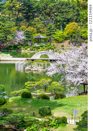 広島 春の縮景園 迎暉峰から見る濯纓池 広島 春の縮景園 迎暉峰から見る濯纓池 121154464
