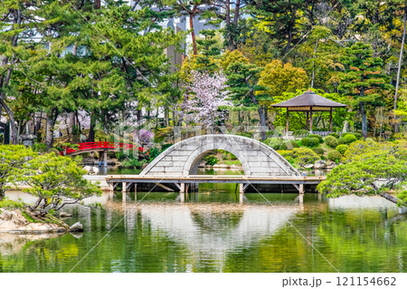 広島 縮景園　濯纓池と跨虹橋 121154662