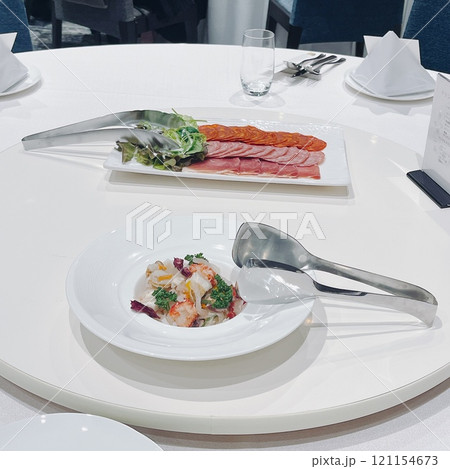 ホテルで味わう豪華なディナー ホテルで味わう豪華なディナー 121154673