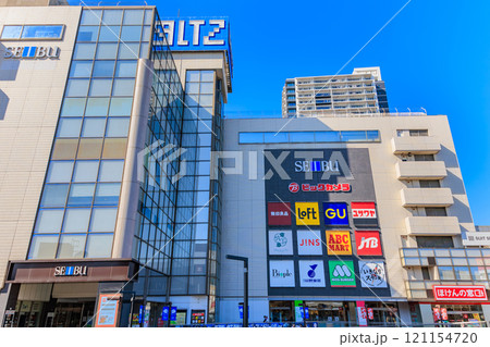 埼玉県　所沢市　所沢駅 西口の都市風景（西武百貨店） 121154720