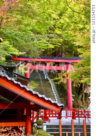 秋の談山神社・鳥居（奈良県・桜井市） 121154753
