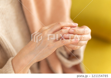 手指の痛みに苦しむミドル〜シニア女性 121154785