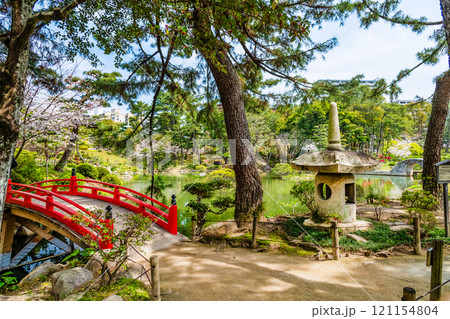 広島 春の縮景園 楊貴妃型石燈籠 広島 春の縮景園 楊貴妃型石燈籠 121154804