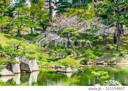 広島 春の縮景園　濯纓池 121154807