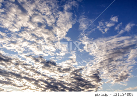 太陽の斜光線を浴びて輝く雲【背景素材としての夕景造形編】 太陽の斜光線を浴びて輝く雲【背景素材としての夕景造形編】 121154809