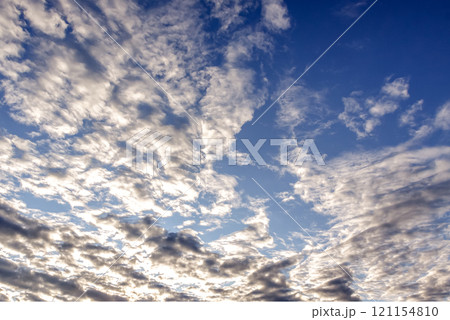 太陽の斜光線を浴びて輝く雲【背景素材としての夕景造形編】 121154810