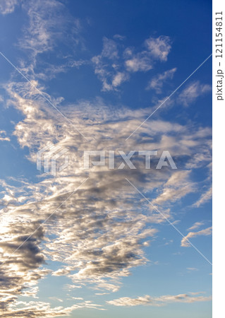 太陽の斜光線を浴びて輝く雲【背景素材としての夕景造形編】 121154811
