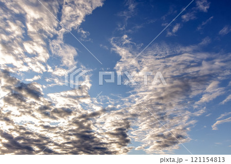 太陽の斜光線を浴びて輝く雲【背景素材としての夕景造形編】 121154813