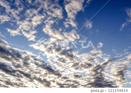 太陽の斜光線を浴びて輝く雲【背景素材としての夕景造形編】 121154814