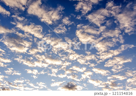 太陽の斜光線を浴びて輝く雲【背景素材としての夕景造形編】 121154816