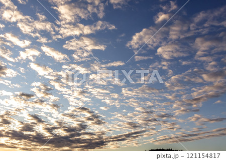 太陽の斜光線を浴びて輝く雲【背景素材としての夕景造形編】 121154817