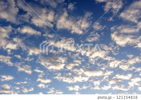 太陽の斜光線を浴びて輝く雲【背景素材としての夕景造形編】 121154818