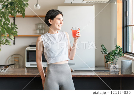 野菜ジュースを飲むスポーツウェア姿の若アジア人女性(便秘改善・むくみ予防・腸内環境) 野菜ジュースを飲むスポーツウェア姿の若アジア人女性(便秘改善・むくみ予防・腸内環境) 121154820