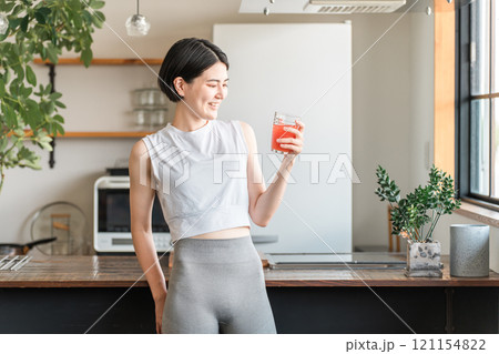 野菜ジュースを飲むスポーツウェア姿の若アジア人女性(便秘改善・むくみ予防・腸内環境) 野菜ジュースを飲むスポーツウェア姿の若アジア人女性(便秘改善・むくみ予防・腸内環境) 121154822