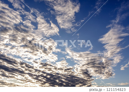 太陽の斜光線を浴びて輝く雲【背景素材としての夕景造形編】 太陽の斜光線を浴びて輝く雲【背景素材としての夕景造形編】 121154823