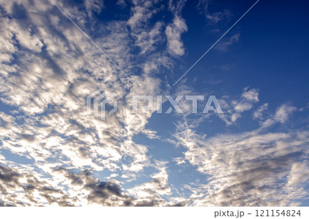 太陽の斜光線を浴びて輝く雲【背景素材としての夕景造形編】 121154824