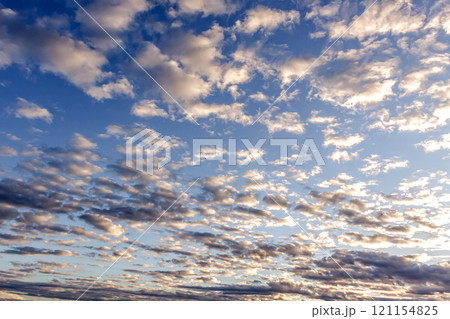 太陽の斜光線を浴びて輝く雲【背景素材としての夕景造形編】 太陽の斜光線を浴びて輝く雲【背景素材としての夕景造形編】 121154825