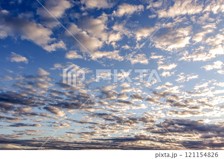 太陽の斜光線を浴びて輝く雲【背景素材としての夕景造形編】 121154826
