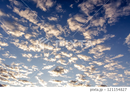 太陽の斜光線を浴びて輝く雲【背景素材としての夕景造形編】 121154827