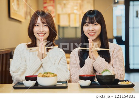 海鮮丼を食べる女性たち　撮影協力・ピアbandai 121154833