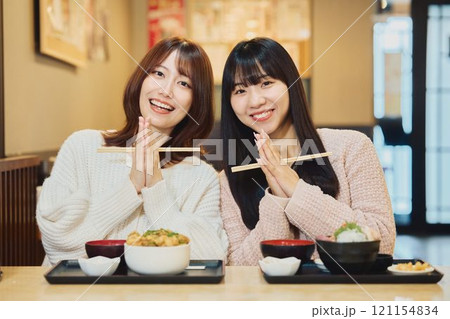 海鮮丼を食べる女性たち　撮影協力・ピアbandai 121154834