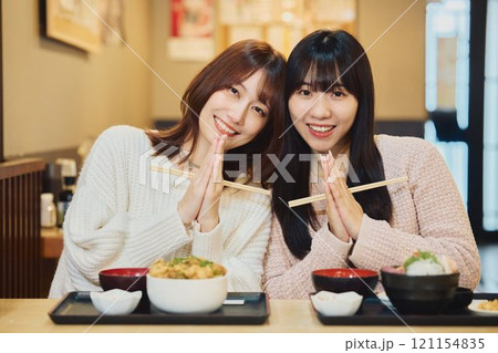海鮮丼を食べる女性たち 撮影協力・ピアbandai 海鮮丼を食べる女性たち 撮影協力・ピアbandai 121154835