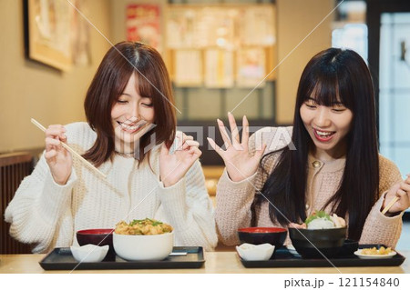 海鮮丼を食べる女性たち　撮影協力・ピアbandai 121154840