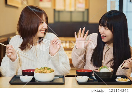 海鮮丼を食べる女性たち 撮影協力・ピアbandai 海鮮丼を食べる女性たち 撮影協力・ピアbandai 121154842