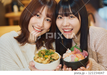 海鮮丼を食べる女性たち 撮影協力・ピアbandai 海鮮丼を食べる女性たち 撮影協力・ピアbandai 121154847