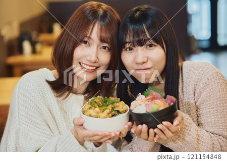 海鮮丼を食べる女性たち　撮影協力・ピアbandai 121154848