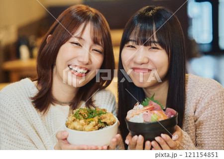 海鮮丼を食べる女性たち 撮影協力・ピアbandai 海鮮丼を食べる女性たち 撮影協力・ピアbandai 121154851