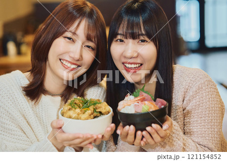 海鮮丼を食べる女性たち 撮影協力・ピアbandai 海鮮丼を食べる女性たち 撮影協力・ピアbandai 121154852