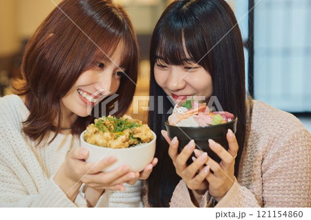 海鮮丼を食べる女性たち　撮影協力・ピアbandai 121154860