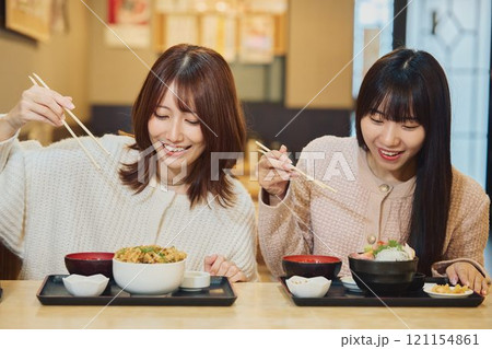 海鮮丼を食べる女性たち　撮影協力・ピアbandai 121154861