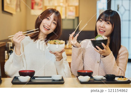 海鮮丼を食べる女性たち　撮影協力・ピアbandai 121154862