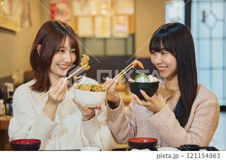 海鮮丼を食べる女性たち 撮影協力・ピアbandai 海鮮丼を食べる女性たち 撮影協力・ピアbandai 121154863