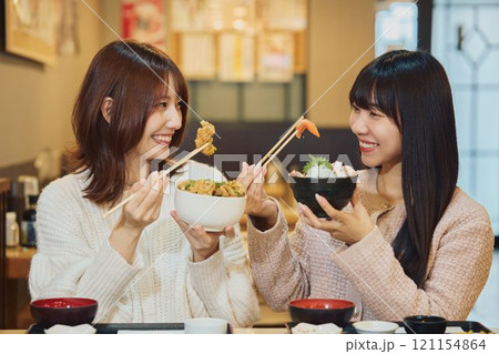 海鮮丼を食べる女性たち　撮影協力・ピアbandai 121154864