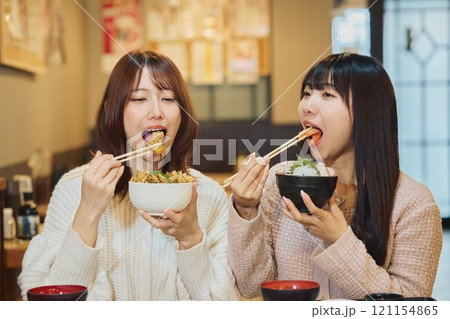 海鮮丼を食べる女性たち 撮影協力・ピアbandai 海鮮丼を食べる女性たち 撮影協力・ピアbandai 121154865