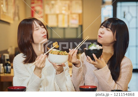海鮮丼を食べる女性たち 撮影協力・ピアbandai 海鮮丼を食べる女性たち 撮影協力・ピアbandai 121154868