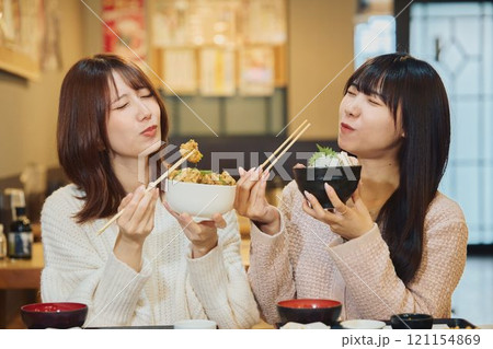 海鮮丼を食べる女性たち　撮影協力・ピアbandai 121154869