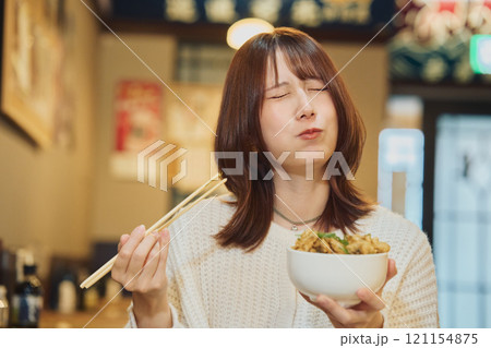 海鮮丼を美味しそうに食べる女性 撮影協力・ピアbandai 海鮮丼を美味しそうに食べる女性 撮影協力・ピアbandai 121154875