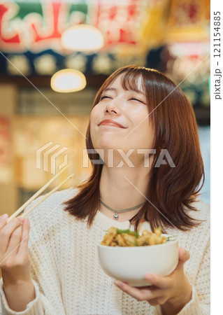 海鮮丼を美味しそうに食べる女性　撮影協力・ピアbandai 121154885