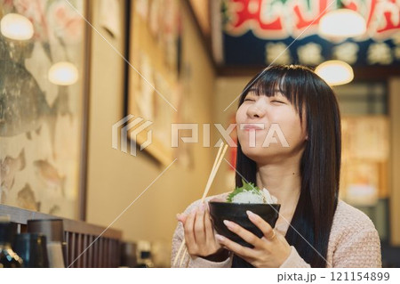 海鮮丼を美味しそうに食べる女性 撮影協力・ピアbandai 海鮮丼を美味しそうに食べる女性 撮影協力・ピアbandai 121154899