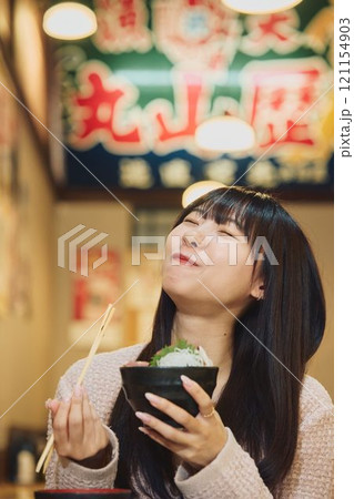 海鮮丼を美味しそうに食べる女性 撮影協力・ピアbandai 海鮮丼を美味しそうに食べる女性 撮影協力・ピアbandai 121154903